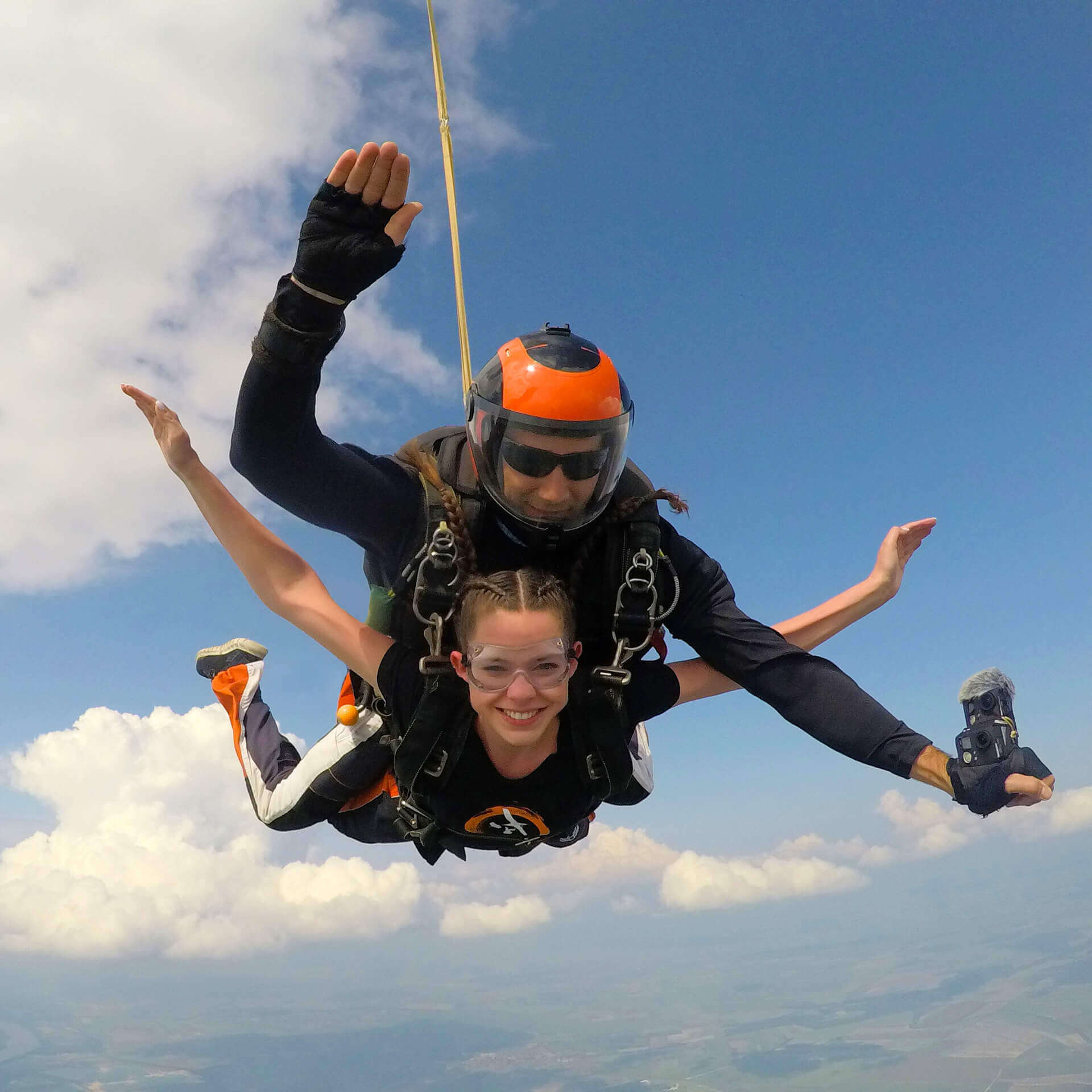 Tandemugrás Budapest - mosolygós tandemutas és ejtőernyős oktató szabadesés közben a levegőben